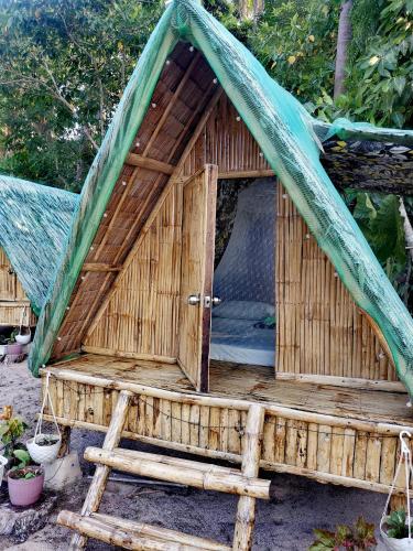 a wooden iguanauanauanauanauanauanauanauanauanauanauanauanauana at El Nido Beach Camp in Manlalec