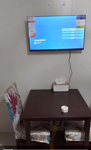 stół z monitorem komputerowym na ścianie w obiekcie Joie Selene w mieście Manila