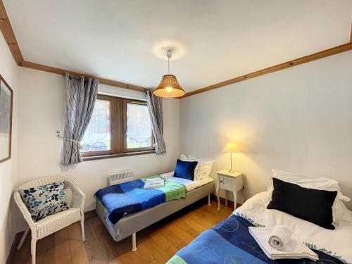 une chambre avec deux lits et une fenêtre dans l'établissement Jardin Darnica - appartement - 6pers-proche piste, aux Gets