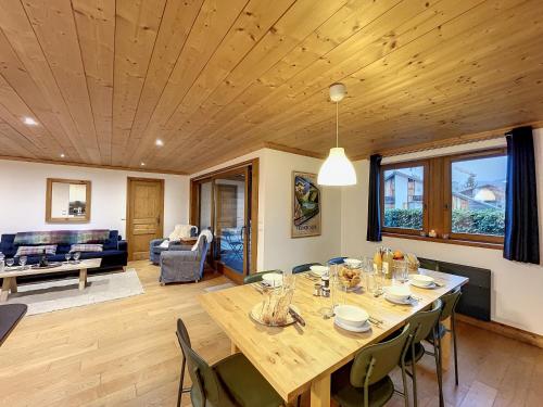 - une salle à manger et un salon avec un plafond en bois dans l'établissement Jardin Darnica - appartement - 6pers-proche piste, aux Gets
