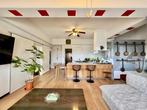 Televisyen dan/atau pusat hiburan di Ocean View Orange House