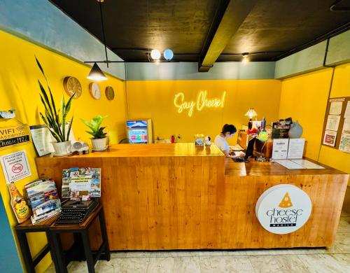 Сертификат, награда, вывеска или другой документ, выставленный в Cheese Hostel Manila