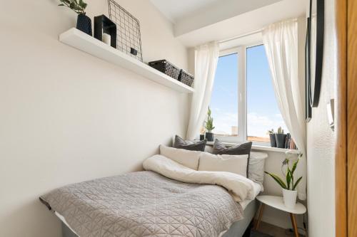 Ένα ή περισσότερα κρεβάτια σε δωμάτιο στο 3-roms leilighet i hjertet av Sandviken