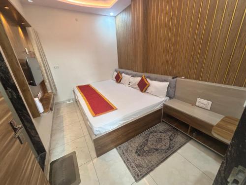a small room with a bed and a bench at Hotel Hanuman Palace-450 meter Khatu Shayam Ji Temple in Khātu