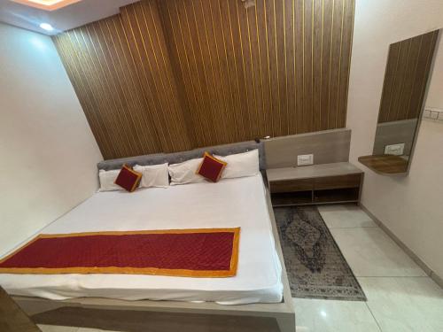 a bedroom with a large bed with a wooden headboard at Hotel Hanuman Palace-450 meter Khatu Shayam Ji Temple in Khātu