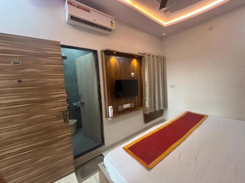 a room with a bathroom with a shower and a window at Hotel Hanuman Palace-450 meter Khatu Shayam Ji Temple in Khātu