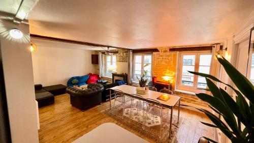 un salon avec un canapé et une table dans l'établissement Nid des antiquaires hypercentre Dijon, à Dijon