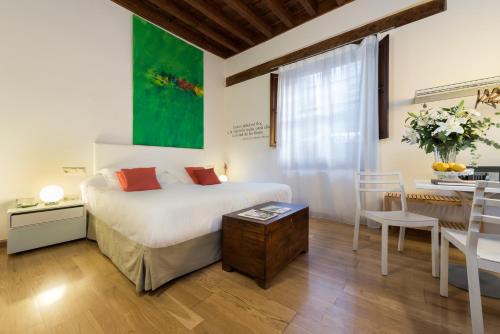 a bedroom with a bed and a table and chairs at Gar Anat Hotel Boutique in Granada