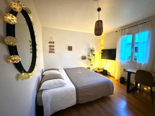 Ένα ή περισσότερα κρεβάτια σε δωμάτιο στο Maison au cœur des vignes