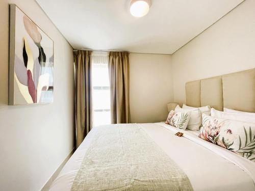 a bedroom with a large bed in a room at Glorystar The Millennial Umhlanga in Durban