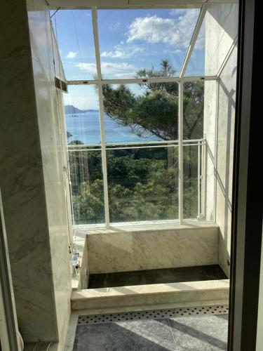 a large window with a view of the ocean at 貸別荘しおのか in Tokashiku