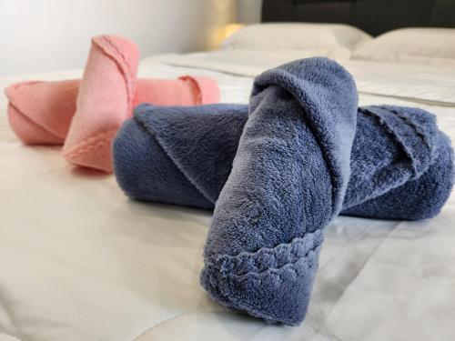 un mucchio di asciugamani seduti su un letto di CATAILIS Metropol Serviced Apartment Bandar Perda Bukit Mertajam near Penang Bridge a Bukit Mertajam