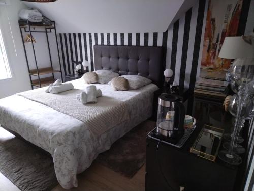 Posteľ alebo postele v izbe v ubytovaní CHEZ HÉLÈNE