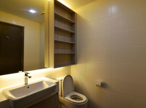 Stylish & Cozy Stay at Suasana Suites JB 11 في جوهور باهرو: حمام مع حوض ومرحاض ومرآة