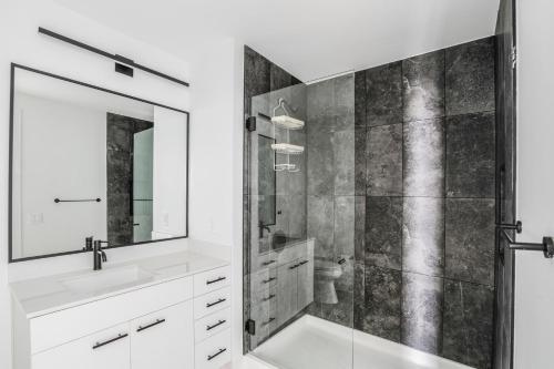 Ένα μπάνιο στο Blueground Downtown pool AC nr Capitol ATX-289