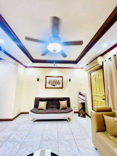 Zona de estar de Per Room Booking Host Homes Apitong 3BR Apartelle