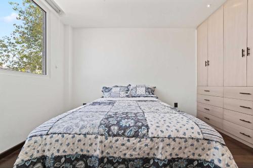 a bedroom with a bed and a window at Spacious Apartment with 2 Bedrooms in CDMX in Mexico City