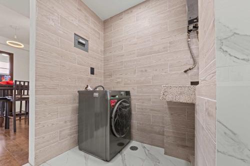 a bathroom with a washing machine in a room at Spacious Apartment with 2 Bedrooms in CDMX in Mexico City