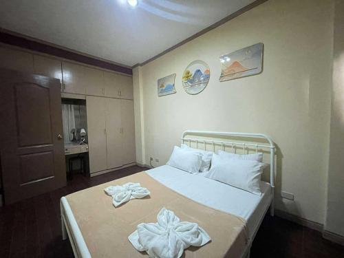 Cama o camas de una habitación en Per Room Booking Host Homes Apitong 3BR Apartelle