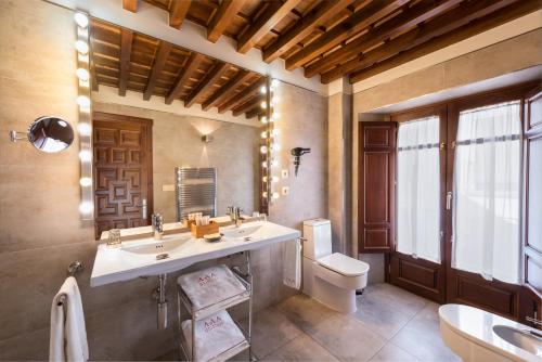 
a bathroom with a sink, toilet and tub at Gar Anat Hotel Boutique in Granada
