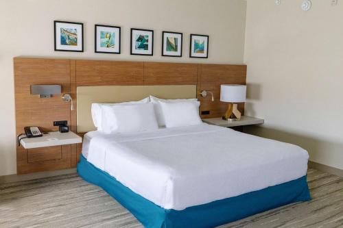 a bedroom with a large bed in a hotel room at Hilton Garden Inn Lakewood in Lakewood
