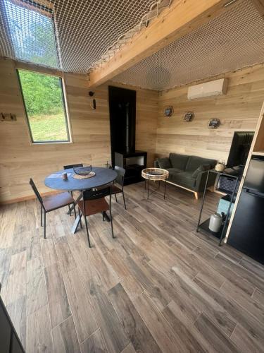 un salon avec une table et un canapé dans l'établissement Cottage du Valier avec bain nordique, à Soulan