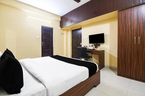 TV a/nebo společenská místnost v ubytování Super Hotel O Indira Park Road Bhubaneswar