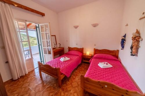 Ένα ή περισσότερα κρεβάτια σε δωμάτιο στο Sea view accommodation close to Halikounas beach