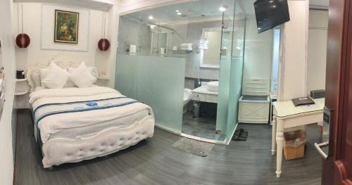 a room with a bed and a shower and a mirror at Khách sạn Trung Kiên in Hai Phong