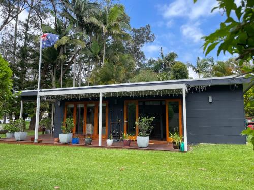 Κήπος έξω από το Lake House Escape - Lake Front Couples Retreat!