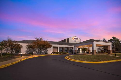 アーリントンハイツにあるComfort Inn & Suites Arlington Heights - Buffalo Groveの道路の前にある大きな白い建物