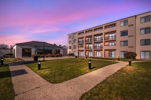 アーリントンハイツにあるComfort Inn & Suites Arlington Heights - Buffalo Groveの前に芝生がある大きな建物