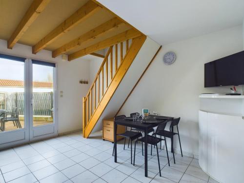 une cuisine et une salle à manger avec une table et des chaises dans l'établissement Saint-Hilaire - 350m de la plage, à Plage-des-Demoiselles