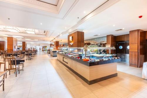 een restaurant met een buffet met tafels en stoelen bij Ma Biche Kemer by Werde Hotels in Kemer