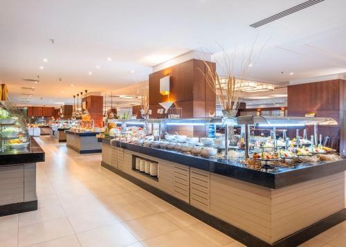 een buffet in een restaurant met eten dat wordt uitgestald bij Ma Biche Kemer by Werde Hotels in Kemer