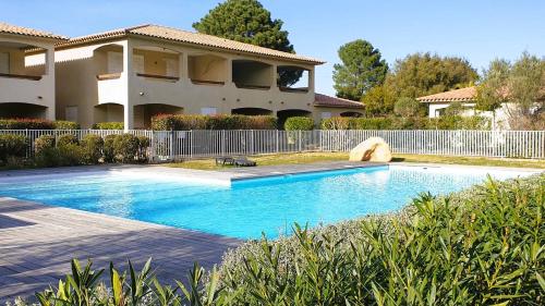 une piscine devant une maison dans l'établissement Appartement Laurel, 4 personnes, piscine, plage à 2 min en voiture, à Lecci
