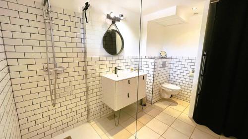 une salle de bain avec un lavabo et des toilettes dans l'établissement Appartement Laurel, 4 personnes, piscine, plage à 2 min en voiture, à Lecci