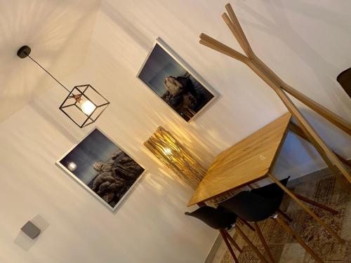 a room with pictures on the wall and a lamp at Atelier Lomani in Vienna
