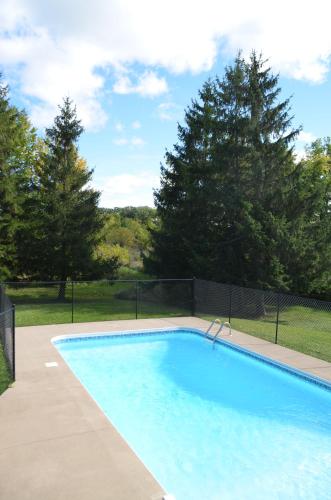 a large blue swimming pool in a yard at Old Town Country Landing in Niagara on the Lake