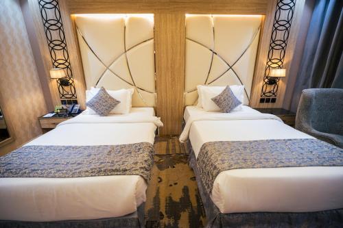 Кровать или кровати в номере Mirnian Hotel