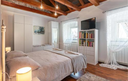 Ένα ή περισσότερα κρεβάτια σε δωμάτιο στο Beautiful Home In Krasica With Wifi