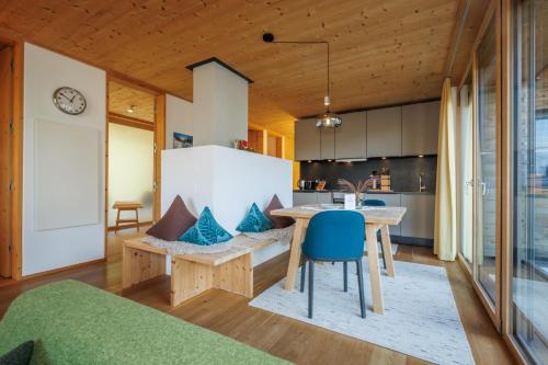 Una cocina y un comedor con una mesa y sillas azules. en Hochfeldhof, en Zell am Ziller