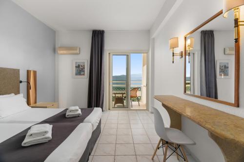 Postel nebo postele na pokoji v ubytování Palmariva Beach Hotel