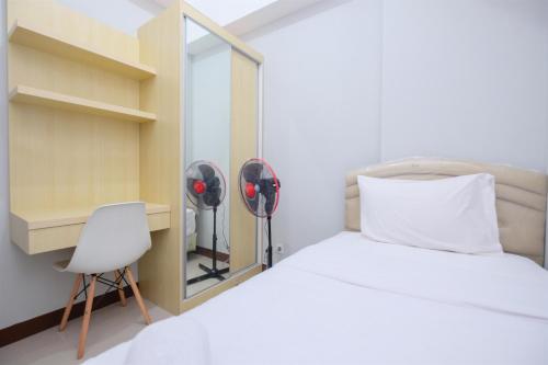 Ένα ή περισσότερα κρεβάτια σε δωμάτιο στο Comfort and Modern 2BR at Royal Heights Apartment By Travelio