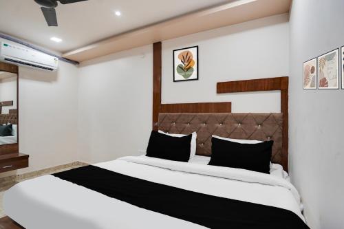 Ein Bett oder Betten in einem Zimmer der Unterkunft Super Hotel O Ajmer Central formerly Grand Suman