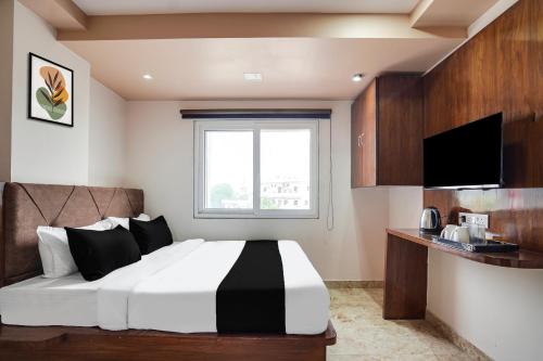 Ein Bett oder Betten in einem Zimmer der Unterkunft Super Hotel O Ajmer Central formerly Grand Suman