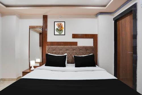 Ein Bett oder Betten in einem Zimmer der Unterkunft Super Hotel O Ajmer Central formerly Grand Suman