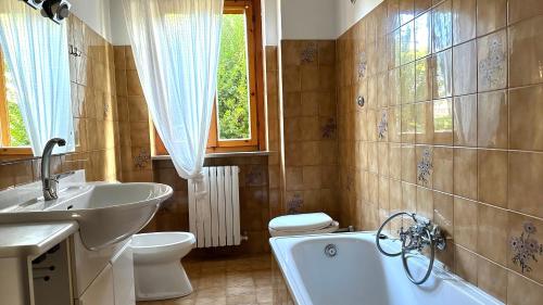 a bathroom with a tub and a sink and a toilet at N194 - Numana, ampio trilocale con giardino in Numana