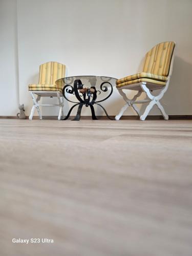 two chairs and a table in a room at Vöslau Panorama near Vienna in Bad Vöslau