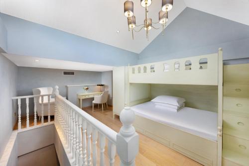 Ένα ή περισσότερα κρεβάτια σε δωμάτιο στο NARADA Resort Shanghai Hotel Disney Store